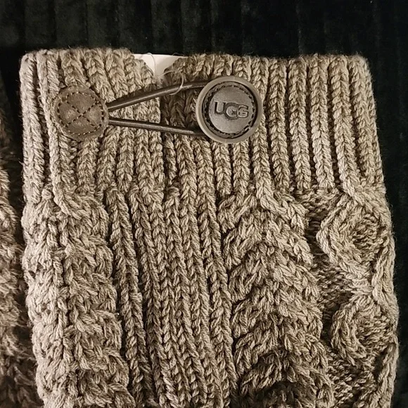 UGG Boots Big Girl Size 4 Gray Sweater Knit with buttons Zipper fur toes inside